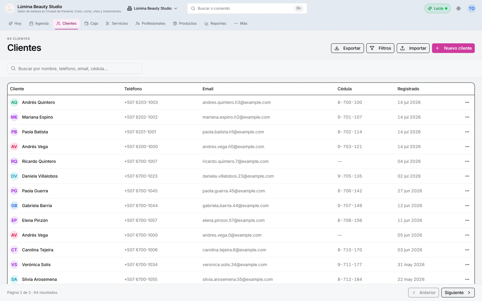 Ficha de una clienta de salón con su historial de servicios y notas